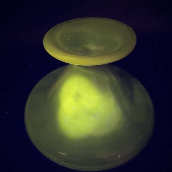 Mid Century Amethyst Footed Glass Bowl Manganese 365nm UV Glow Centerpiece Dish - Picture 3 of 13